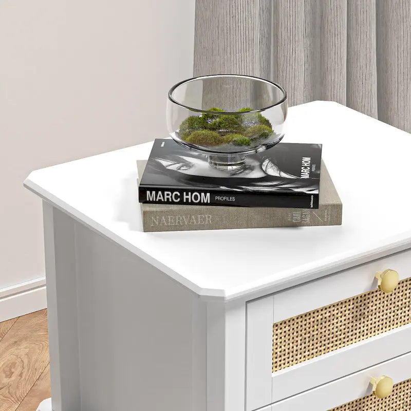 Table de chevet en bois blanc et rotin avec 2 tiroirs et étagère ouverte
